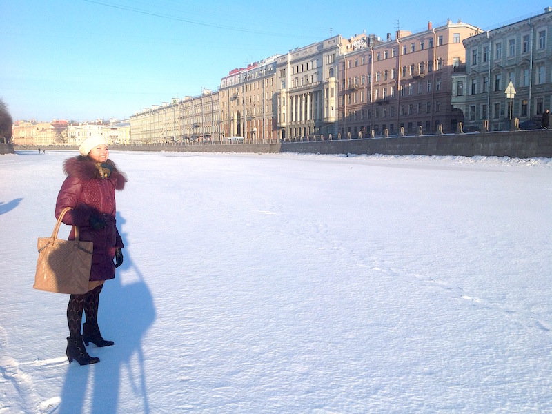 Camminare sul fiume ghiacciato a San Pietroburgo