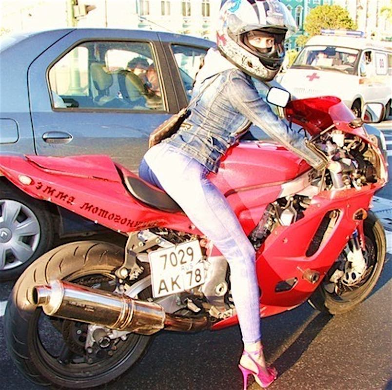 Emma, la motociclista sexy di San Pietroburgo