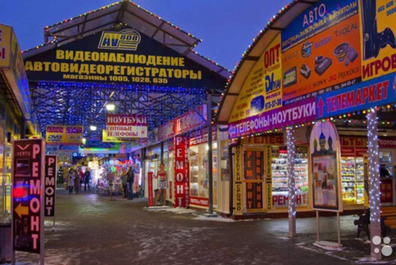 Il mercatino delle pulci Yunona a San Pietroburgo