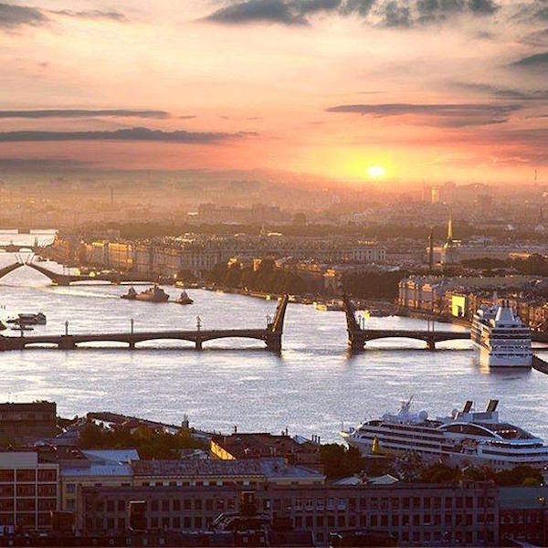 Le notti bianche a San Pietroburgo e i suoi ponti alzati