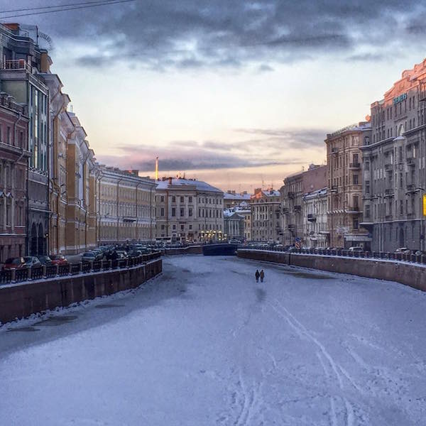 Passeggiata in solitaria sul fiume ghiacciato d'inverno a San Pietroburgo