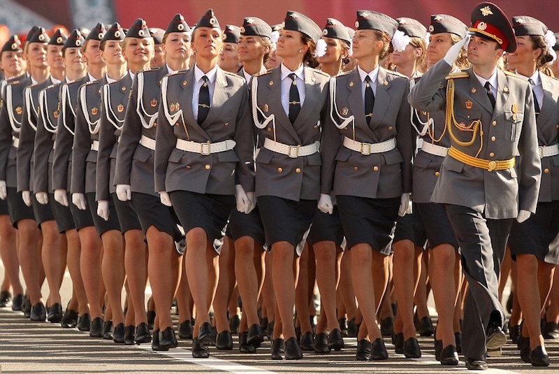 Ragazze militari russe a San Pietroburgo