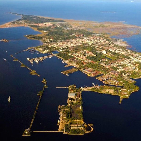 La città-porto di Kronstadt vista dall'alto: si trova nei pressi di San Pietroburgo