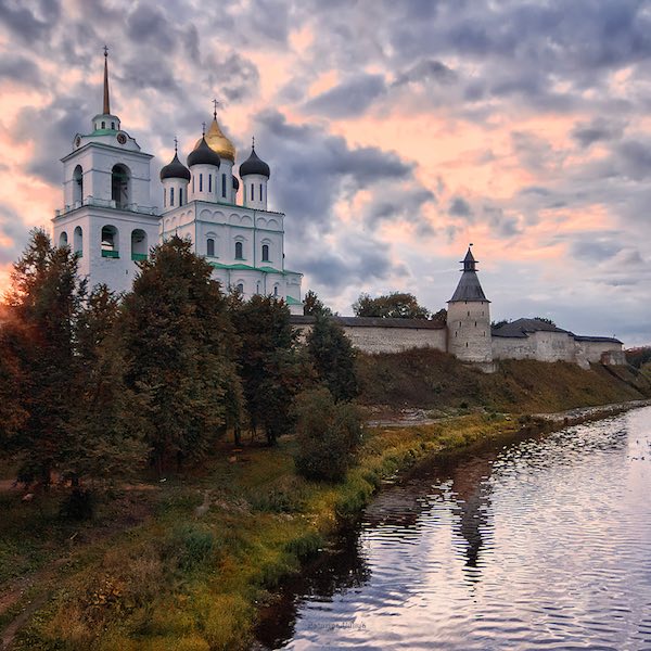 Le mura medievali della fortezza di Pskov, situata a 20 km dal confine con la Finlandia
