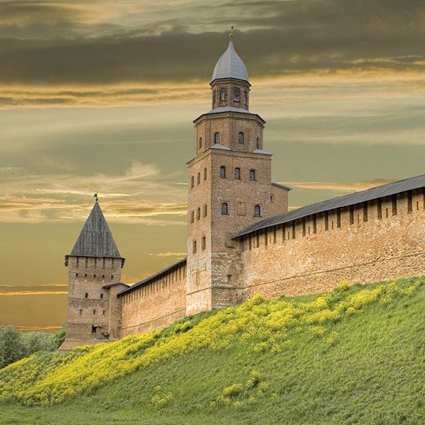 Un'immagine della fortezza di Velikij Novgorod al tramonto