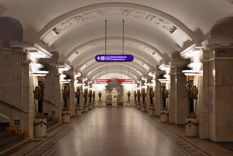 Pushkinskaya è stata inaugurata il 30 aprile 1956 e resta una delle storiche stazioni della metropolitana pietroburghese.