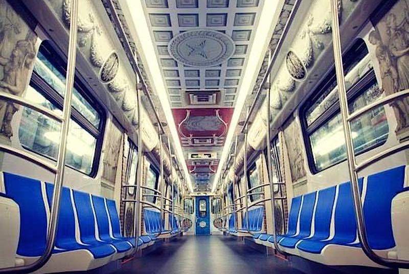 Questa non è una stazione ma un vagone di un treno ed è chiamato Hermitage: la metropolitana di San Pietroburgo riserva anche queste piacevoli sorprese...