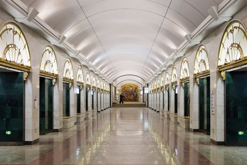 Zvenigorodskaya, dai tratti classici, è internamente collegata alla stazione Pushkinskaya