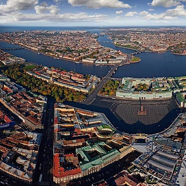 L'isola di Vasilio a San Pietroburgo, in alto a sinistra in questa foto