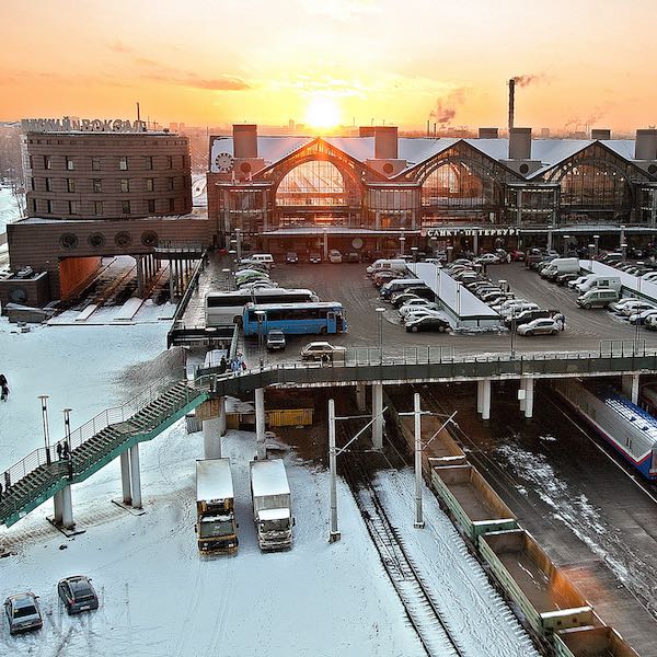 La stazione Ladozhky:  da qui partono treni per la Russia del Nord, Urali, Kazakistan e Finlandia