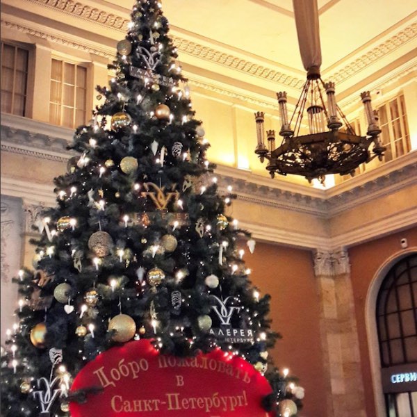 La stazione Moskovsky. Non solo interni eleganti ma chi arriva sotto Natale trova uno splendido albero addobbato