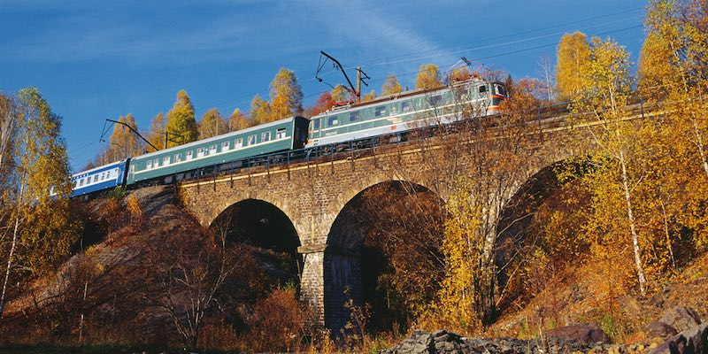 Un treno passare in autunno in Russia