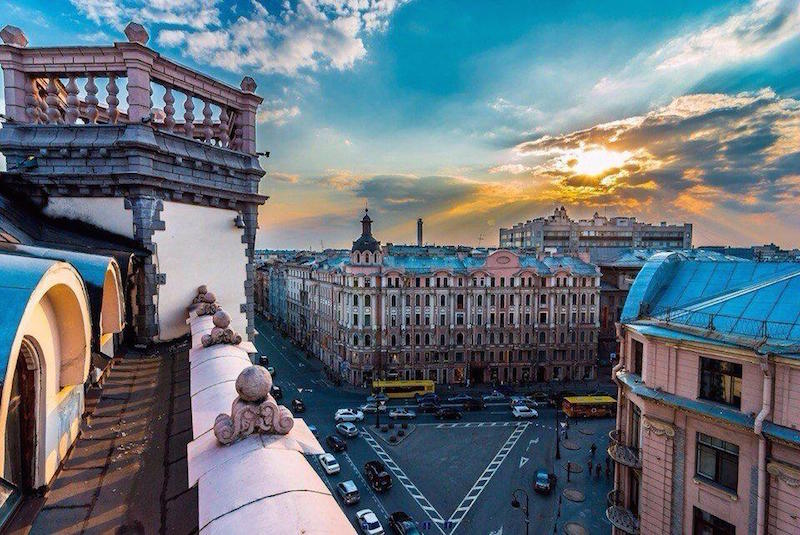 Questo è uno dei tetti più famosi: situato in Petrogradskaya sulla piazza Tolstoj