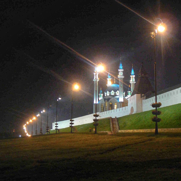 Kazan in notturna: le lingue parlate in città sono due, il tataro e il russo e ci sono anche spettacoli teatrali in due lungue