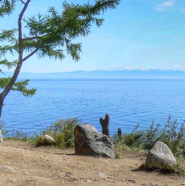 Camminando nei pressi del lago: avrei tanto voluto incontrare uno sciamano ma la comunità si trova nella parte nord del lago 