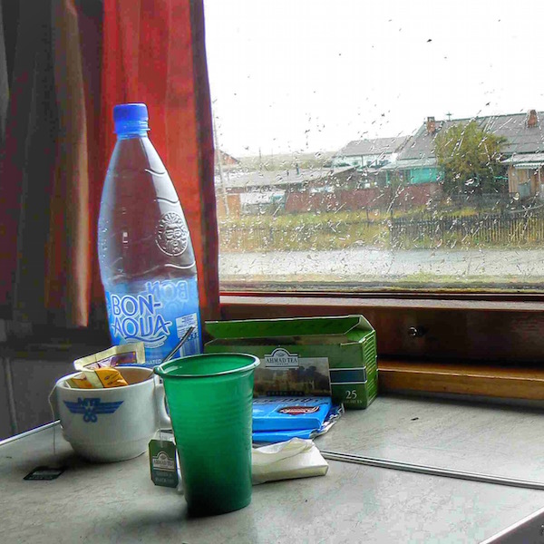 Si riparte, destinazione Ulaanbaator: al confine ci fermiamo senza motivo per ben 7 ore a Naushki, villaggio mongolo. Poi il treno riparte per la gioia dei presenti. 
