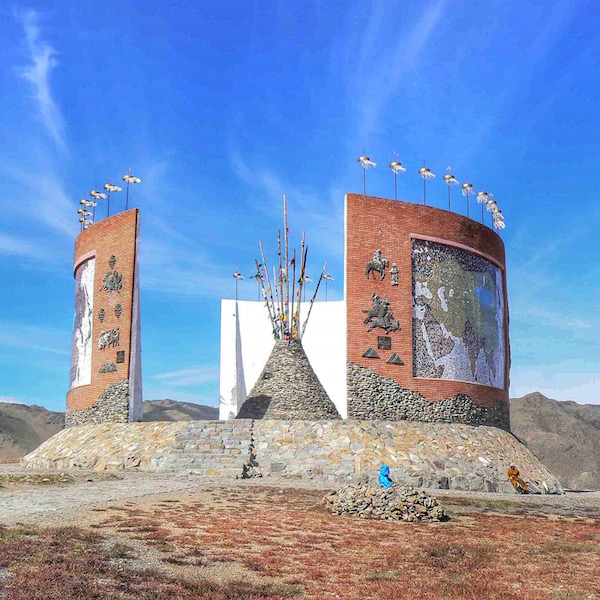 Un monumento buddista: in Mongolia non piove quasi mai, la temperatura si aggira sui 15° mediamente ma con un sole costante ed è l'ideale per un turista in viaggio