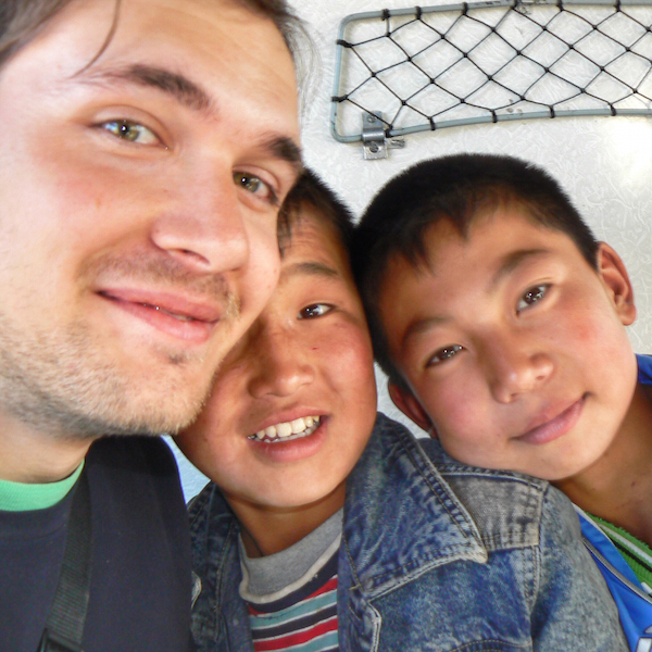 Anche questi bambini in treno: erano incuriositi dalla mia faccia da straniero...