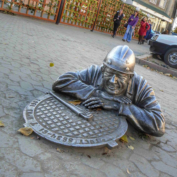 Omsk: una delle tante simpatiche statue che si possono incontrare più o meno in tutte le città della Siberia